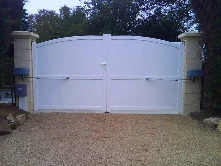 Pose de portails sur mesure : alu, PVC, bois